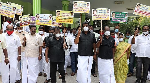 கிருஷ்ணகிரி மாவட்ட ஆட்சியரை கண்டித்து கருப்பு சட்டை அணிந்து திமுக எம்எல்ஏக்கள் போராட்டத்தில் ஈடுபட்டனர்.