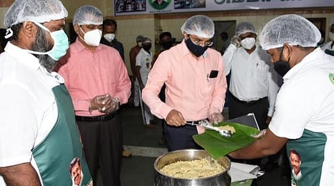 மக்கள் தற்காப்பு முறைகளைப் பின்பற்றினால் மட்டுமே கரோனா பரவலைத் தடுக்க முடியும்: மதுரை கரோனா தடுப்பு சிறப்பு அதிகாரி உருக்கம்