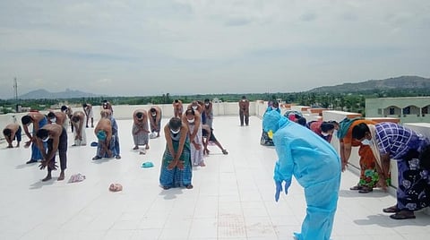 வாலாஜாவில் உள்ள கரோனா பராமரிப்பு மையத்தில் சிகிச்சை பெறுபவர்களுக்கு யோகா பயிற்சி அளிக்கப்படுகிறது.