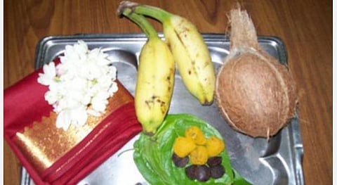 ஆடி வெள்ளி... மகாலக்ஷ்மி, ஆண்டாள் வழிபாடு;  அக்கம்பக்கத்து பெண்களுக்கு புடவை,வளையல்! 