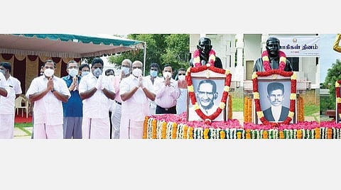 தியாகிகள் தினத்தையொட்டி சென்னை கிண்டி காந்தி மண்டப வளாகத்தில் உள்ள தியாகிகள் ஆர்யா (எ) பாஷ்யம், சங்கரலிங்கனார், செண்பகராமன் ஆகியோரின் சிலைகளுக்கு அருகே வைக்கப்பட்டிருந்த படங்களுக்கு தமிழக அரசின் சார்பில் அமைச்சர்கள் டி.ஜெயக்குமார், பா.பெஞ்சமின், கா.பாண்டியராஜன், தமிழ் வளர்ச்சி மற்றும் செய்தித் துறை செயலாளர் மகேசன் காசிராஜன், செய்தி மக்கள் தொடர்புத்  துறை இயக்குநர் பொ.சங்கர், முன்னாள் எம்பி ஜெ.ஜெயவர்தன் உள்ளிட்டோர் மலர்தூவி மரியாதை செலுத்தினர்.