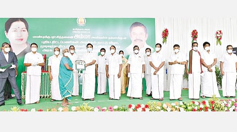 ஈரோடு மாவட்டத்தில் ரூ.151 கோடி மதிப்பிலான திட்டங்களைத் தொடங்கி வைத்த முதல்வர் பழனிசாமி, பயனாளிகளுக்கு நலத்திட்ட உதவிகளை வழங்கினார்.