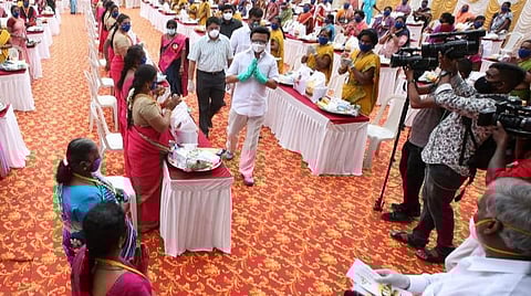 பெண்களுக்கு நிவாரண உதவிகளை வழங்கும் மு.க.ஸ்டாலின்.