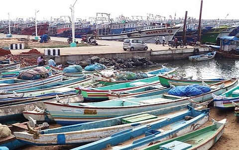 கரோனா அச்சம் காரணமாக மீன்பிடிக்கச் செல்லாமல் குளச்சல் மீன்பிடி துறைமுகத்தின் கரையில் நிறுத்தி வைக்கப்பட்டுள்ள நாட்டுப் படகுகள்.