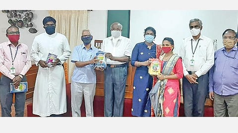 பவ்டா தொண்டு நிறுவனம் சார்பில் நடைபெற்ற ‘கொல்லும் கொரோனாவை வெல்லும் மனித இனம்’ புத்தக வெளியீட்டு விழாவில் பங்கேற்றோர்.