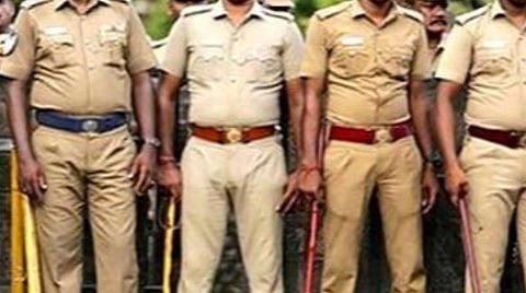 போலீஸாருக்கு ஆதரவாக கருத்து தெரிவித்த இளைஞர் வீட்டின் மீது தாக்குதல்