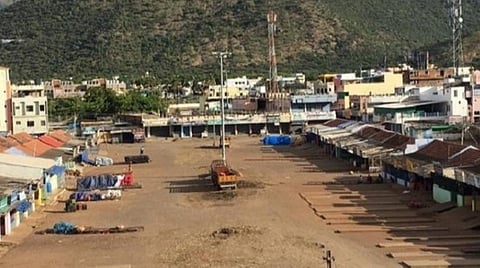 சந்தைகள் மூடப்பட்டதால் இழப்பை சந்திக்கும் விவசாயிகள்: காய்கறிகளைப் பறிக்காமல் செடிகளிலேயே விடும் அவலநிலை