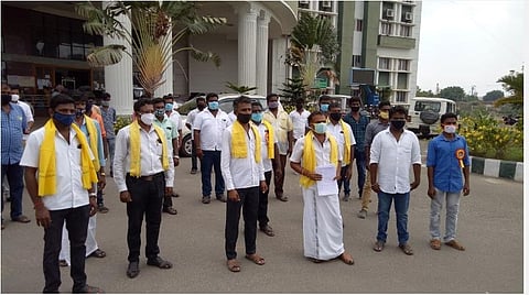 வீரபாண்டிய கட்டபொம்மன் மீது அவதூறு பரப்புவர்கள் மீது நடவடிக்கை எடுக்கக் கோரி இன்று ஆட்சியர் அலுவலகத்தில் மனு அளித்தவர்கள்: | படம்: இரா.கார்த்திகேயன்.