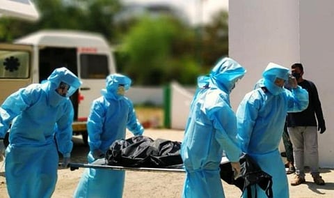 கரோனாவால் உயிரிழந்தவரின் மத உணர்வுகளுக்கு மதிப்பளித்து அடக்கம்: உயர் நீதிமன்றம் உத்தரவு