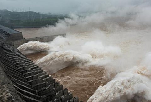 சீனாவில் வெள்ளப்பெருக்கைத் தடுக்க வெடி வைத்துத் தகர்க்கப்பட்ட அணை