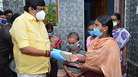 கரோனாவால் உயிரிழந்த காவலர் குடும்பத்திற்கு அமைச்சர் ராஜேந்திரபாலாஜி ரூ.3 லட்சம் நிதியுதவி