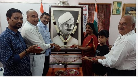 கோவையில் நடைபெற்ற மங்கள் பாண்டே பிறந்த நாள் விழாவில், அவரது படத்துக்கு மாலை அணிவித்த ஜெயஹிந்த் அறக்கட்டளைத் தலைவர் வழக்கறிஞர் நந்தகுமார் உள்ளிட்டோர்.