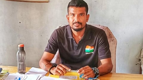 பதவி உயர்வைத் துறந்து இலவச ஆம்புலென்ஸ் சேவை நடத்தும் கிராம நிர்வாக அலுவலர்