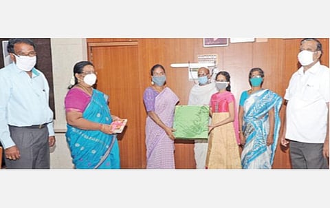 பிளஸ்-2 பொதுத் தேர்வில் அதிக மதிப்பெண் பெற்ற அர்ச்சகரின் மகள் ஹரிணியை நேற்று திருவள்ளூர் மாவட்ட ஆட்சியர் மகேஸ்வரி பாராட்டி, நினைவுப் பரிசு வழங்கினார். ஹரிணியின் பெற்றோர் மற்றும் மாவட்ட முதன்மைக் கல்வி அலுவலர் வெற்றிச்செல்வி உள்ளிட்டோர் உடனிருந்தனர்.