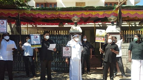 காட்பாடியில் திமுக பொருளாளர் துரைமுருகன் தலைமையில் மின் கட்டண உயர்வுக்கு எதிராக கண்டன ஆர்ப்பாட்டம் நடைபெற்றது.