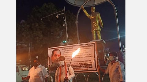 புதுச்சேரி ராஜீவ் சிலையருகே தீப்பந்தம் ஏந்திப் போராட்டம் நடத்திய  காங்கிரஸார்.