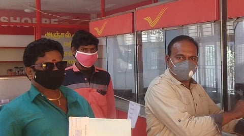 கோரிக்கை மனு அளித்தபோது