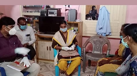 சாத்தான்குளம் அருகேயுள்ள பேய்குளத்தை சேர்ந்த மகேந்திரன் போலீஸார் தாக்கியதில் உயிரிழந்ததாக எழுந்துள்ள புகார் தொடர்பாக அவரது தாய் வடிவுவிடம் சிபிசிஐடி போலீசார் விசாரணை நடத்தினர்.