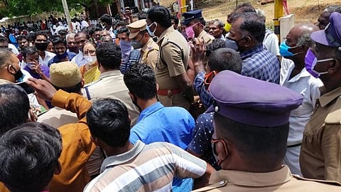 வனத்துறையினரால் விசாரணைக்கு அழைத்துச் செல்லப்பட்ட முதியவர் உயிரிழப்பு: எம்எல்ஏ தலைமையில் காவல் நிலையத்தை முற்றுகையிட்டு போராட்டம்