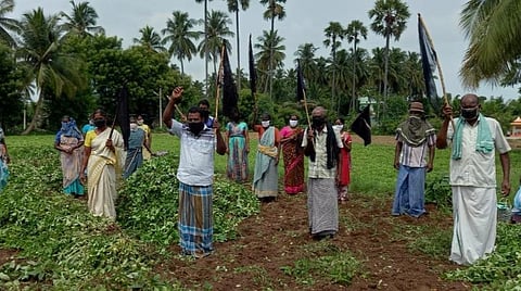 விவசாயிகள் கருப்புக் கொடி ஏந்தி, வாயில் கருப்புக் கொடி கட்டிக் கொண்டு போராட்டத்தில் ஈடுபட்டனர்.