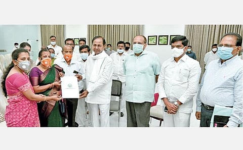 சீன எல்லை மோதலில் வீரமரணம் அடைந்த கர்னல் சந்தோஷ்பாபுவின் மனைவி சந்தோஷிக்கு துணை மாவட்ட ஆட்சியர் பணிக்கான நியமன உத்தரவை தெலங்கானா முதல்வர் கே.சந்திரசேகர ராவ் வழங்கினார்.