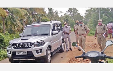 சிங்கம்புணரி அருகே மருதிபட்டியில் கொள்ளை நடந்த வீட்டை ஆய்வு செய்ய வந்த சிவகங்கை எஸ்பி ரோஹித்நாதன்.