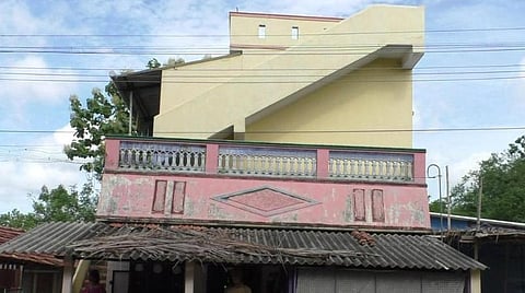 நகை மற்றும் பணம் திருட்டுப்போன ஓய்வுபெற்ற தபால் ஊழியர் வீடு.