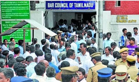 சட்டப்படிப்பு முடித்தவர்கள் காணொலி மூலம் வழக்கறிஞராகப் பதிவு செய்ய உத்தரவிடக் கோரி வழக்கு: பார் கவுன்சிலுக்கு உயர் நீதிமன்றம் நோட்டீஸ் 