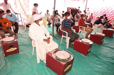 மின்சாரத்தில் இயங்கும் பானை செய்யும் இயந்திரங்கள்: காதி மூலம் மண்பாண்டக் கைவினைஞர்களுக்கு விநியோகம்