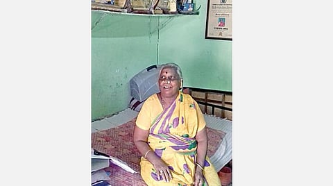 ஒழுகும் வீட்டில் வசிக்கும் நாட்டுப்புற பாடகி லட்சுமியம்மாள்.