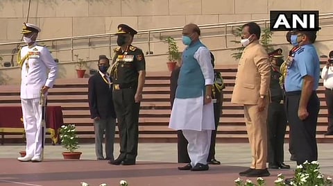 டெல்லி போர் நினைவுச் சின்னத்தில் மரியாதை செலுத்திய மத்திய பாதுகாப்புத்துறை அமைச்சர் ராஜ்நாத் சிங் : படம் ஏஎன்ஐ