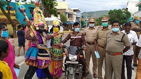 வாணியம்பாடி கோணாமேடு பகுதியில் எமன் வேடமணிந்து பொதுமக்களுக்குக் கரோனா விழிப்புணர்வு ஏற்படுத்திய காவல்துறையினர்.