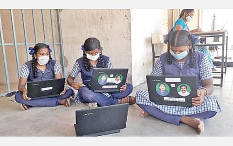 வீட்டில் இருந்து பயில்வதற்காக தமிழக அரசின் விலையில்லா மடிக்கணினிகளில் தங்களுக்கான பாடங்களை பதிவேற்றம் செய்து கொண்டதை பார்வையிடும் கடலூர் மாவட்டம்  குறிஞ்சிப்பாடி அரசுப் பள்ளி பிளஸ் 2  மாணவிகள்.