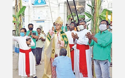 தூத்துக்குடி தூய பனிமய மாதா பேராலய 438-வது ஆண்டுப் பெருவிழா  நேற்று கொடியேற்றத்துடன் தொடங்கியது. கரோனா ஊரடங்கால் பக்தர்கள் பங்கேற்கவில்லை. 700 போலீஸார் பாதுகாப்பு பணியில் ஈடுபட்டனர். (அடுத்த படம்) தூத்துக்குடி கத்தோலிக்க மறைமாவட்ட ஆயர் ஸ்டீபன்  ஆண்டகை கொடியேற்றினார். படங்கள்: என்.ராஜேஷ்