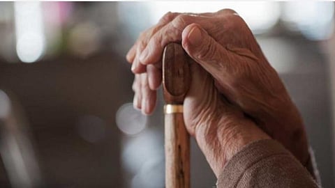 ஆதார் அட்டையில் பிறந்த ஆண்டை மாற்றுவதில் சிக்கல்: உதவித்தொகை பெற முடியாமல் முதியவர் தவிப்பு