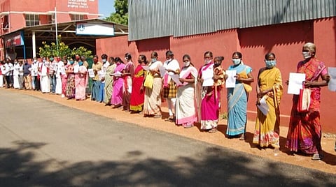 சமூக ஊடகங்களில் அவதூறு பரப்புவோர் நடவடிக்கை எடுக்க வலியுறுத்தி கோவில்பட்டி மேற்கு காவல் நிலையத்தை இந்திய கம்யூனிஸ்ட் கட்சியினர் முற்றுகையிட்டனர்.