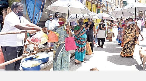 கரோனா வைரஸ் தொற்று காரணமாக சென்னை பாரிமுனை பத்ரியன் தெருவில் 4 மாதங்களாக தடை செய்யப்பட்டிருந்த பூ விற்பனை நேற்றுமுதல் மீண்டும் தொடங்கியது. தெருவின் நுழைவுவாயிலில் பூ வாங்க வரும் அனைவருக்கும் தனிமனித இடைவெளியை பின்பற்ற குடை வழங்கப்பட்டு உடல் வெப்ப அளவு பரிசோதனை செய்யப்பட்டு அனுமதிக்கப்பட்டனர். அனைத்து கடைகளின் முன்பும் தடுப்பு கம்புகள் அமைத்து, வரிசையில் நிற்க வைத்து விற்பனை நடந்தது. படம்: ம.பிரபு