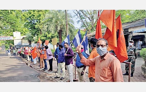 பாதுகாப்புத் துறை நிறுவனங்களை தனியார்மயமாக்கக் கூடாது எனக் கோரி ஆவடி கனரக வாகன தொழிற்சாலை முன்பு பாரதீய மஸ்தூர் சங்கத்தினர் நேற்று ஆர்ப்பாட்டத்தில் ஈடுபட்டனர்.