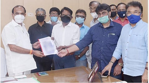 தியேட்டர்களைத் திறக்க அனுமதியுங்கள்; கேளிக்கை வரியை நீக்குங்கள்: அமைச்சரிடம் திரையுலகினர் வேண்டுகோள்