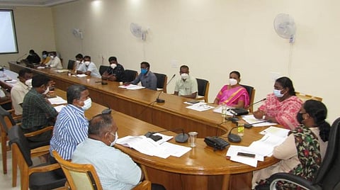 ராணிப்பேட்டை மாவட்ட ஆட்சியர் அலுவலகத்தில் சிறப்பு கண்காணிப்பு அதிகாரி லட்சுமி பிரியா தலைமையில் நடைபெற்ற கரோனா தடுப்பு ஆய்வுக்கூட்டம்.