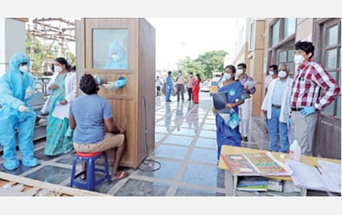 திருவள்ளூர் அரசு மருத்துவக் கல்லூரி மருத்துவமனை வளாகத்தில்  உள்ள கரோனா சிறப்பு வார்டை நேற்று தமிழக சுகாதாரத் துறை செயலர் ராதாகிருஷ்ணன் பார்வையிட்டு, ஆய்வு செய்தார். உடன், மாவட்ட ஆட்சியர் மகேஸ்வரி உள்ளிட்டோர்.