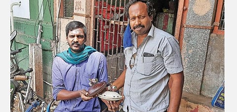 அரசு மருத்துவமனை மின்விசிறிகளை இலவசமாக சரி செய்து தரும் சமூக ஆர்வலர்﻿: ﻿சிதம்பரத்தில் மருத்துவர்கள் பாராட்டு﻿