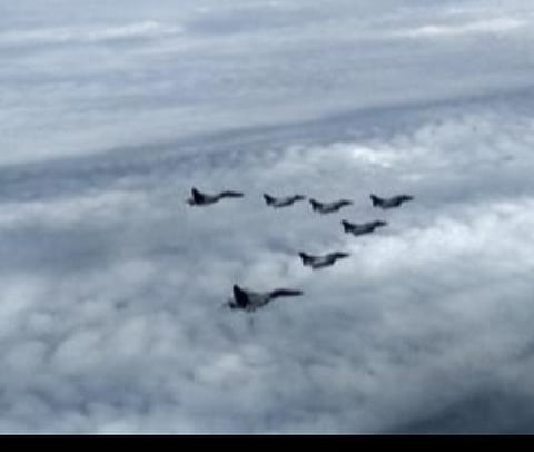 5 ரஃபேல் போர் விமானங்களை முன்னே செல்லவிட்டு பின்னோல் வரும் சுகோய் விமானங்கள் : படம் ஏஎன்ஐ