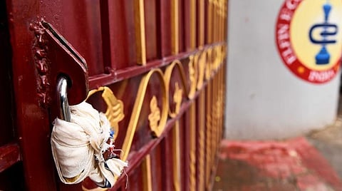 வருவாய்த் துறையினரால் சீல் வைக்கப்பட்ட தனியார் நிதி நிறுவனம். | படம்: ஜி.ஞானவேல்முருகன்.