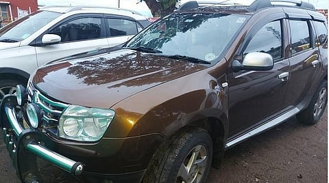 தடையை மீறி கொடைக்கானல் சென்றுவந்த விவகாரத்தில் பறிமுதல் செய்யப்பட்ட நடிகர்கள் விமல், சூரி பயன்படுத்திய வாகனங்கள்.