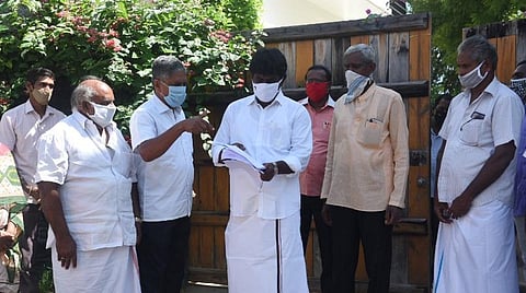 எட்டு வழிச்சாலை எதிர்ப்பு இயக்கத்தினர் சேலம் எம்.பி. பார்த்திபனிடம் மனு அளித்தனர். | படம்: எஸ். குரு பிரசாத்.