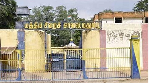 கழுத்து வலிக்கு சிகிச்சை முடிந்தது: மீண்டும் சிறையில் அடைக்கப்பட்டார் சாத்தான்குளம் காவல் ஆய்வாளர் ஸ்ரீதர்  