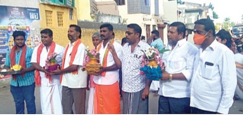 அயோத்தி ராமர் கோயில் பூமி பூஜைக்காக கும்பகோணம் மகாமகக் குளத்தில் இருந்து நேற்று எடுத்துச் செல்லப்பட்ட புனித நீர்.