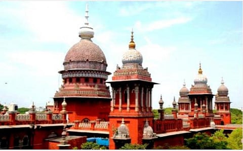 கரோனா வைரஸ் வேகமாக பரவுவதால், பக்ரீத் பண்டிகையை முன்னிட்டு பொது இடங்களில் ஒட்டகம், ஆடு, மாடு போன்றவற்றை பலியிடக் கூடாது: சென்னை உயர் நீதிமன்றம் உத்தரவு  