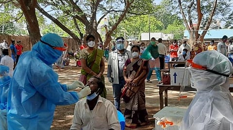 கூடப்பாக்கம் அரசுப் பள்ளியில் நடந்த சிறப்பு முகாமில் பரிசோதனை செய்துகொள்ளும் கிராம மக்கள்.